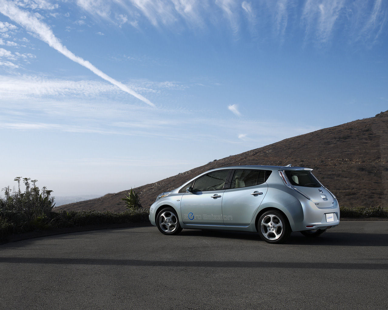 Nissan Leaf Desktop Wallpaper