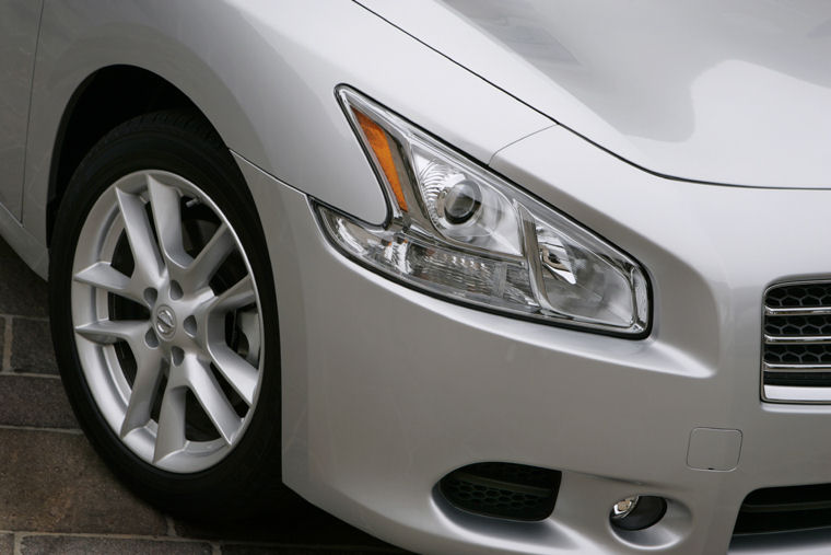 2009 Nissan Maxima Headlight Picture