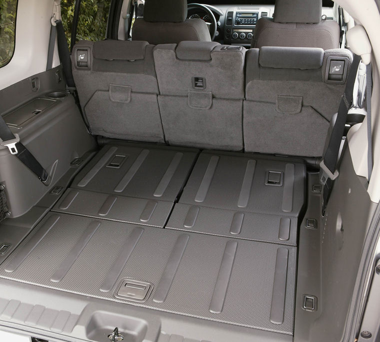 2005 Nissan Pathfinder SE Trunk Picture