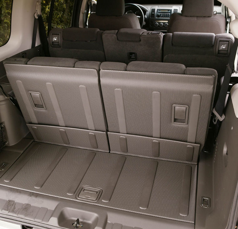 2005 Nissan Pathfinder SE Trunk Picture