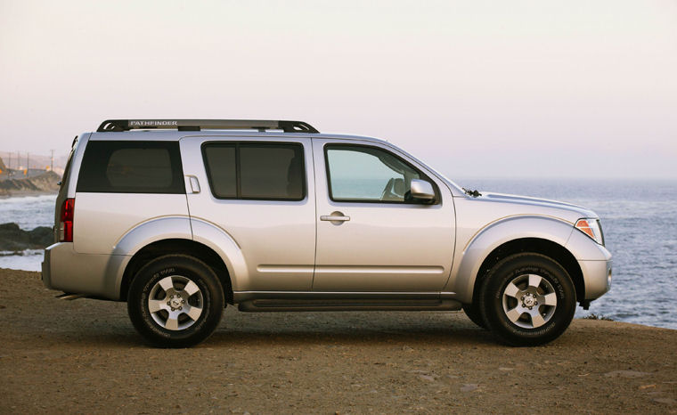 2005 Nissan Pathfinder SE Picture