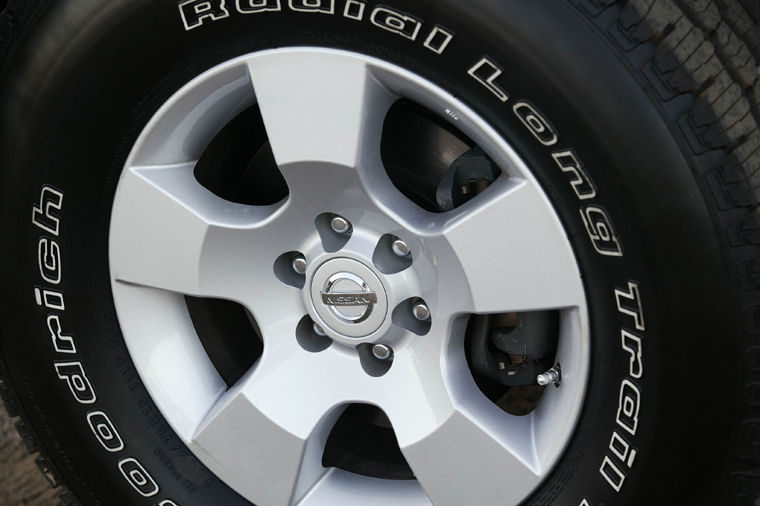 2005 Nissan Pathfinder SE Rim Picture