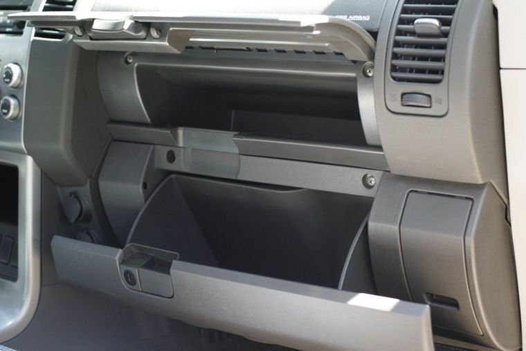 2005 Nissan Pathfinder SE Glove Box Picture