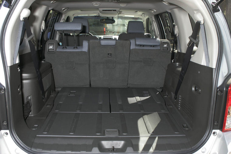 2005 Nissan Pathfinder SE Trunk Picture