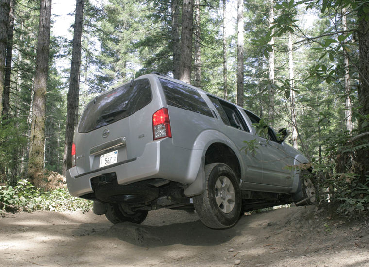 2005 Nissan Pathfinder SE Picture