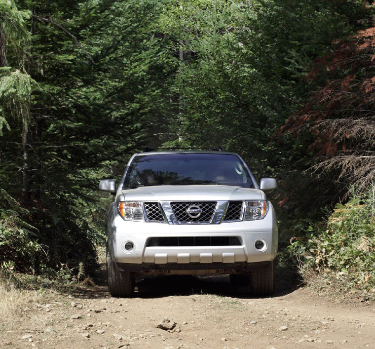 2005 Nissan Pathfinder SE Picture