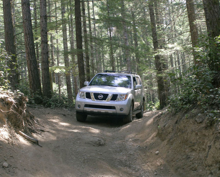 2005 Nissan Pathfinder SE Picture