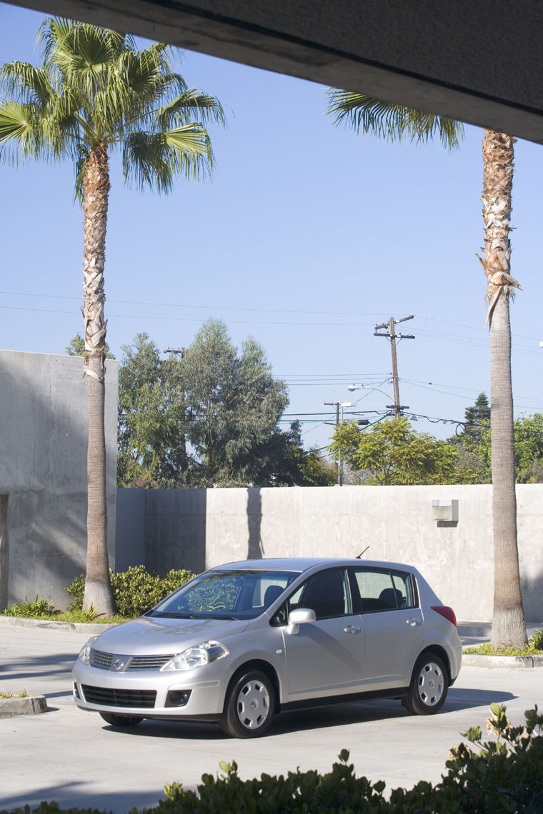 2007 Nissan Versa Hatchback Picture