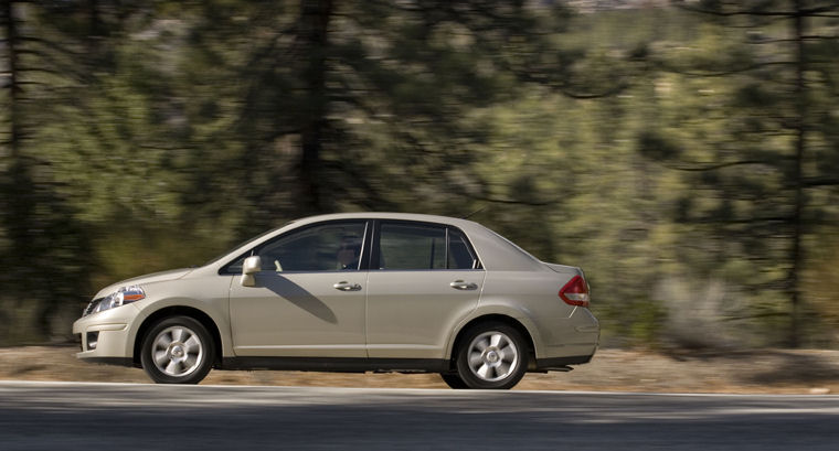 2008 Nissan Versa Sedan Picture