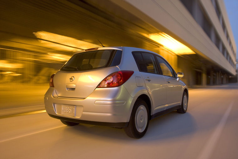 2009 Nissan Versa Hatchback Picture