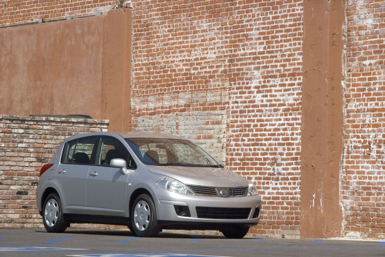 2009 Nissan Versa Hatchback Picture