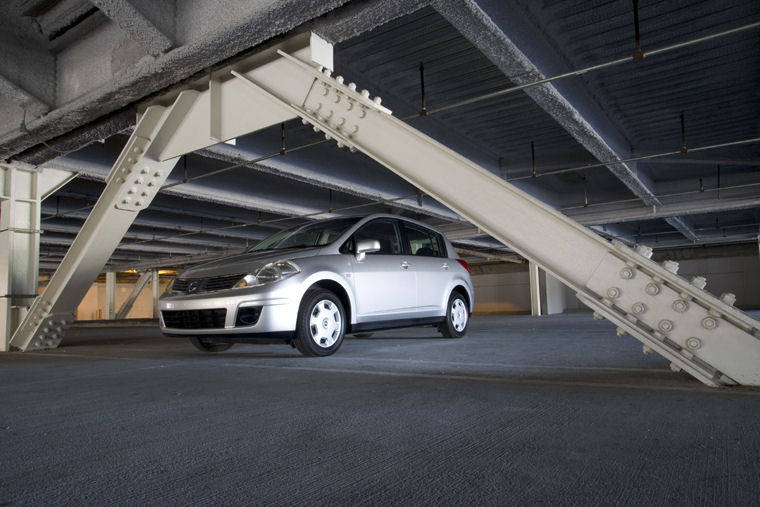 2009 Nissan Versa Hatchback Picture