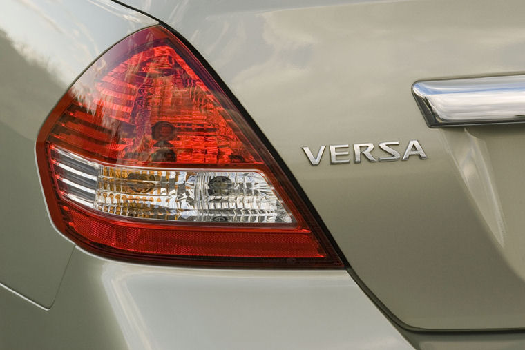 2009 Nissan Versa Sedan Rearlight Picture