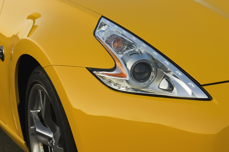 2010 Nissan 370Z Coupe Headlight Picture