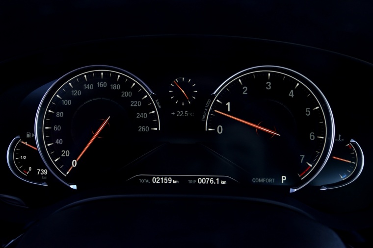 2018 BMW 540i Sedan Gauges Picture