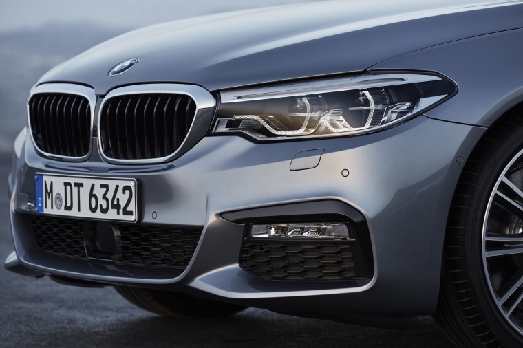 2018 BMW 540i Sedan Headlight Picture