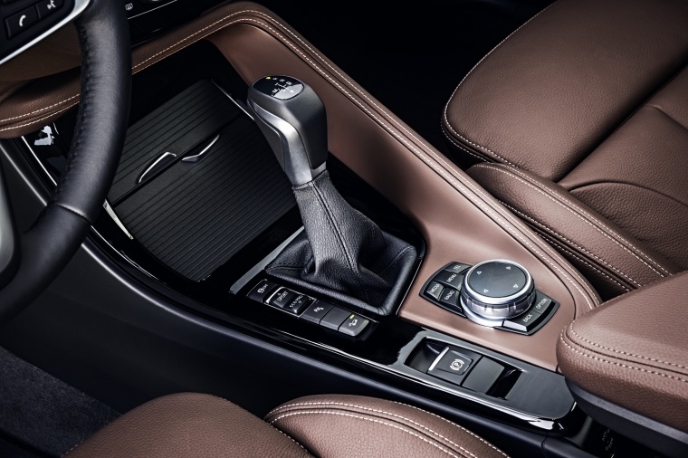 2018 BMW X1 xDrive28i Gear Lever Picture