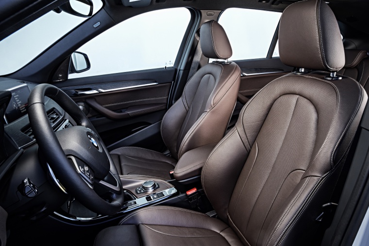 2019 BMW X1 xDrive28i Front Seats Picture