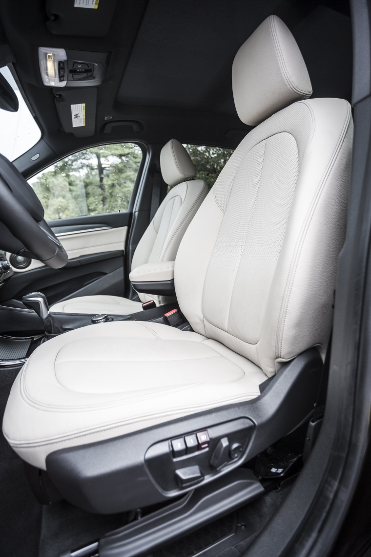 2019 BMW X1 xDrive28i Front Seats Picture