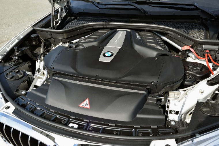 2016 BMW X5 xDrive50i 4.4-liter twin-turbocharged V8 Engine Picture