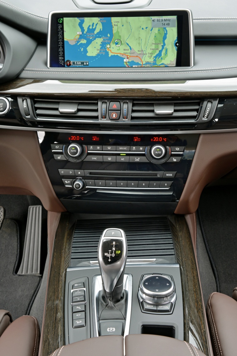 2016 BMW X5 xDrive50i Center Stack Picture