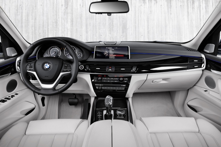 2018 BMW X5 xDrive40e Cockpit Picture