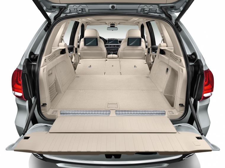 2018 BMW X5 xDrive40e Trunk Picture