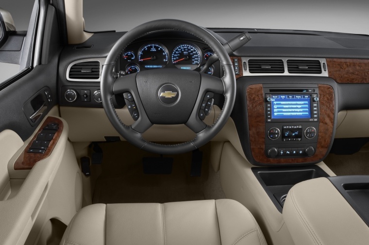 2013 Chevrolet Avalanche Cockpit Picture