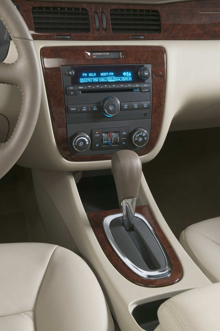 2010 Chevrolet Impala Center Console Picture