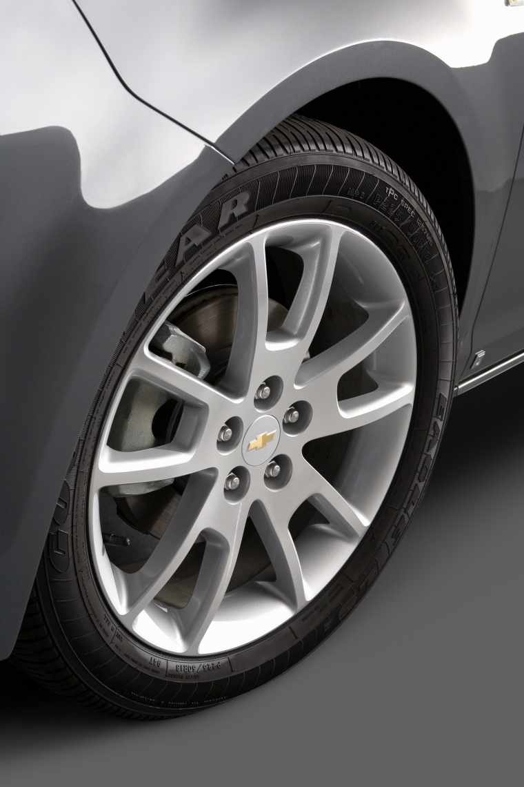 2010 Chevrolet Malibu LTZ Rim Picture