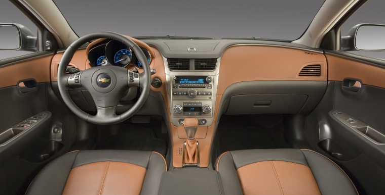 2010 Chevrolet Malibu LTZ Cockpit Picture