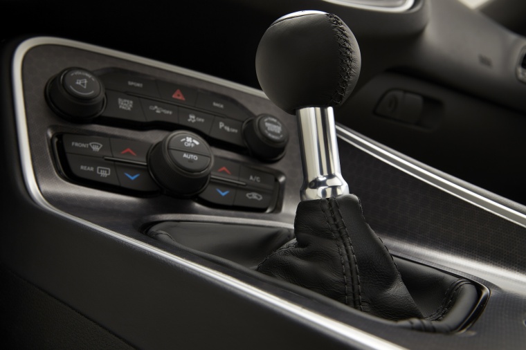 2015 Dodge Challenger SXT Plus Manual Gear Lever Picture