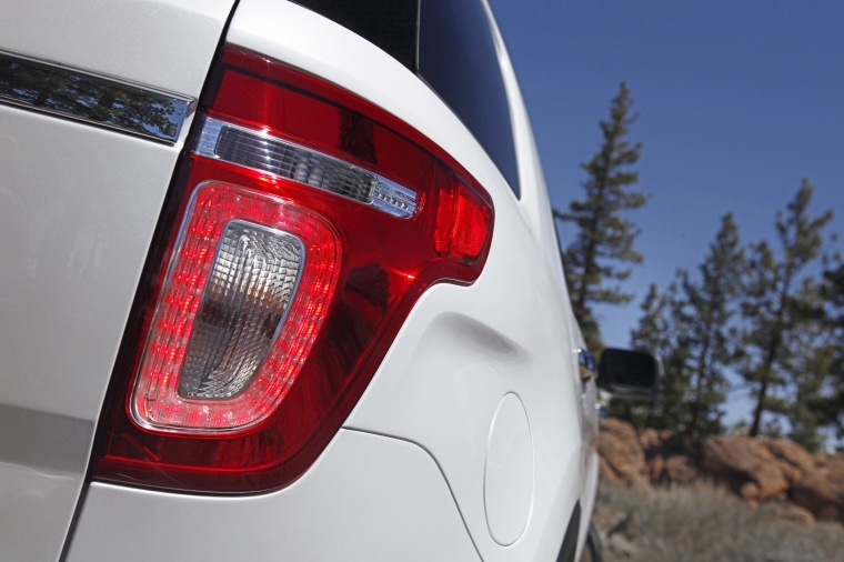 2015 Ford Explorer Limited 4WD Tail Light Picture