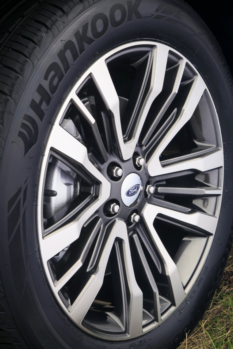 2018 Ford Explorer Platinum 4WD Rim Picture