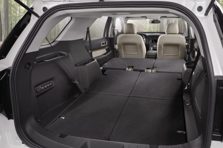 2018 Ford Explorer Platinum 4WD Trunk Picture