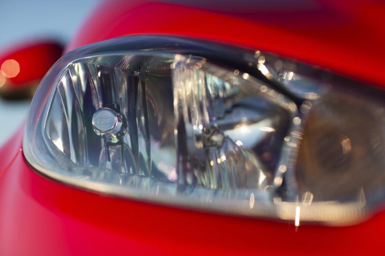 2015 Ford Fiesta Sedan Titanium Headlight Picture