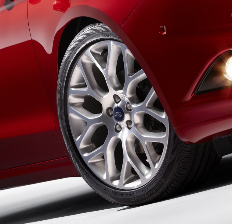 2015 Ford Fusion Titanium AWD Rim Picture