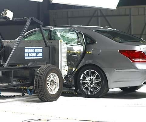 2016 Hyundai Equus IIHS Side Impact Crash Test Picture