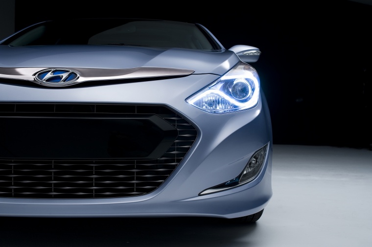 2013 Hyundai Sonata Hybrid Headlight Picture