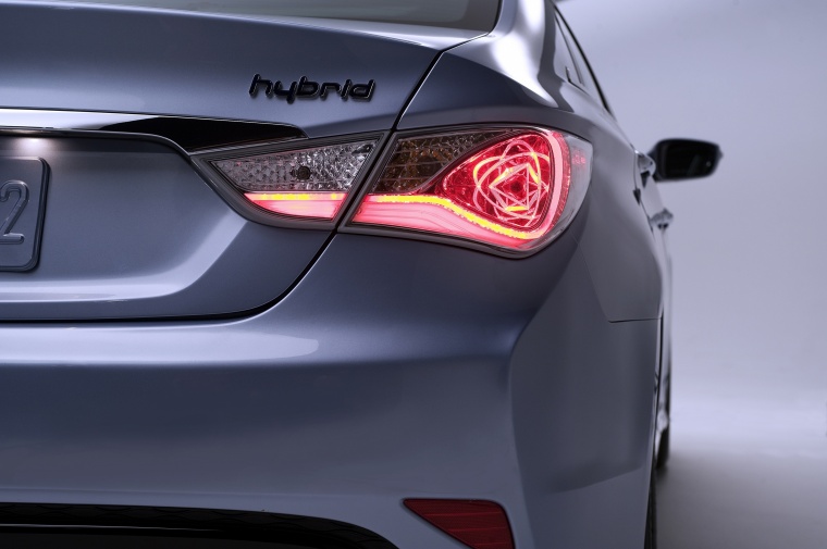 2013 Hyundai Sonata Hybrid Tail Light Picture