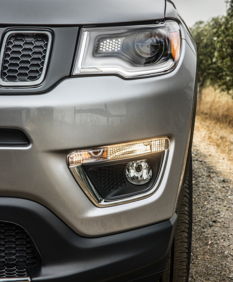 2019 Jeep Compass Limited 4WD Headlight Picture