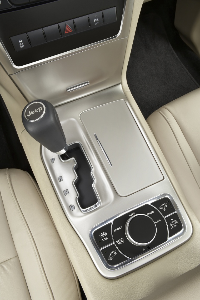 2011 Jeep Grand Cherokee Center Console Picture