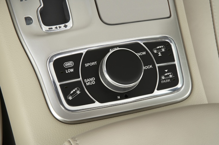 2011 Jeep Grand Cherokee Center Console Controls Picture