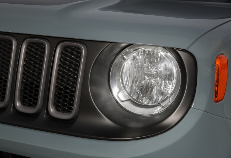 2016 Jeep Renegade Trailhawk 4WD Headlight Picture