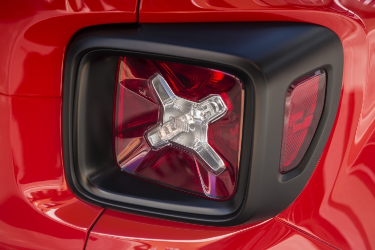 2016 Jeep Renegade Latitude 4WD Tail Light Picture