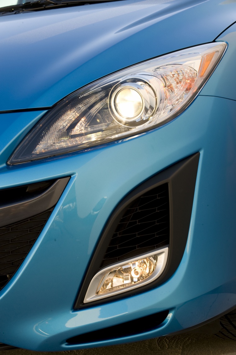 2010 Mazda 3s Hatchback Headlight Picture