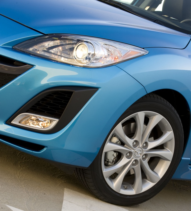 2010 Mazda 3s Hatchback Headlight Picture