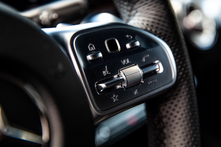 2020 Mercedes-Benz GLB 250 Steering-wheel Controls Picture