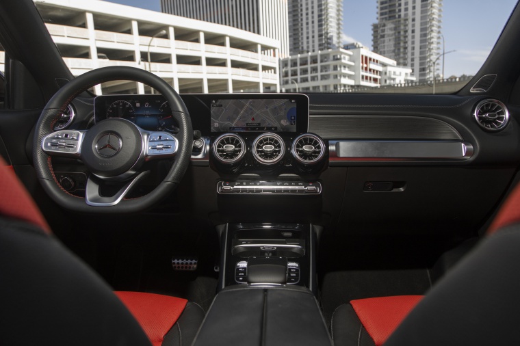 2020 Mercedes-Benz GLB 250 4MATIC Cockpit Picture