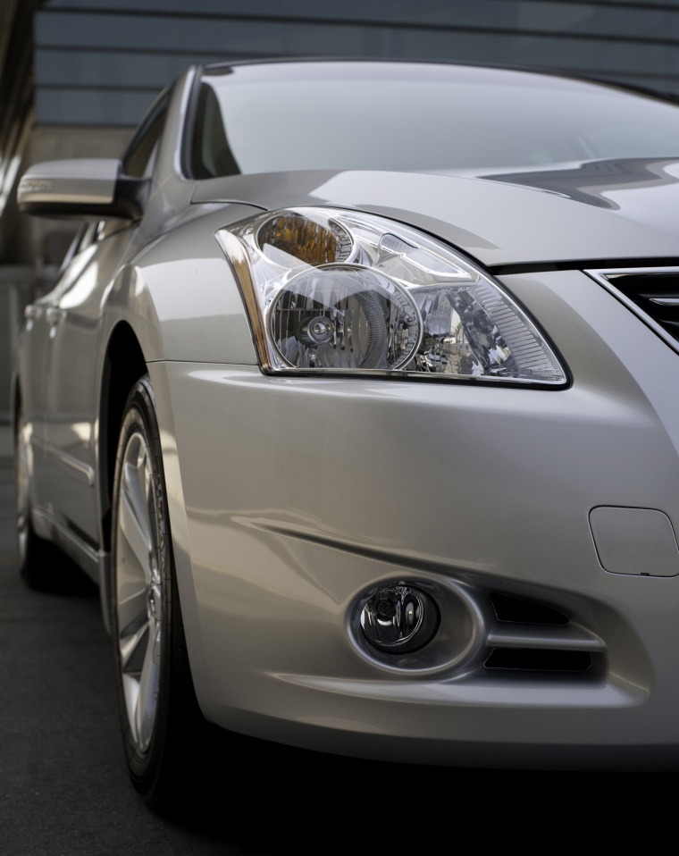 2011 Nissan Altima 3.5 SR Headlight Picture